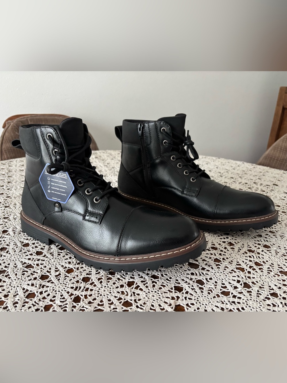 Men’s NWT 13M medium zip side lace front ortholite combat style boot. Black